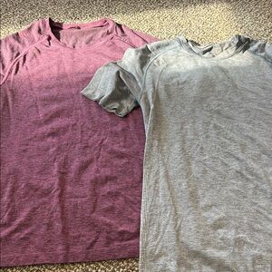 Lululemon Men's Heathered T-Shirt Set - Gray and Purple
Size xs